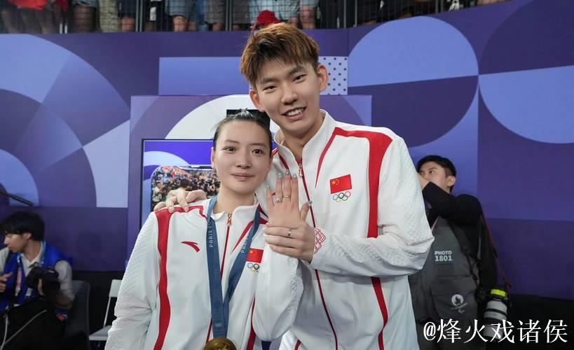 黄雅琼刘雨辰婚后亮相羽超赛场 黄雅琼刘雨辰婚后亮相羽超赛场