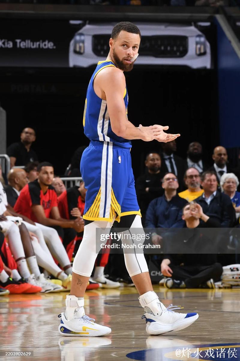 巴特勒控球送助攻 库里空位三分飙射 巴特勒控球送助攻 库里空位三分飙射