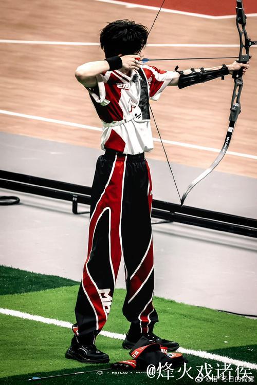 戴维斯中路送短传 穆迪罚球线跳投2+1